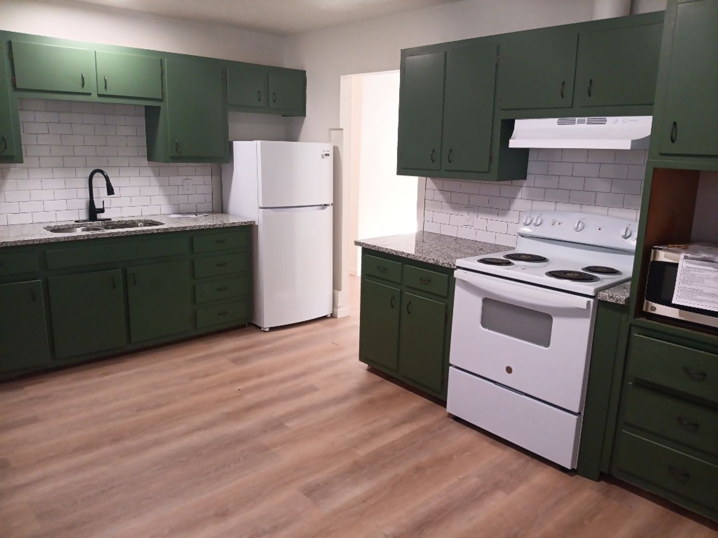 Charming 2 Bedroom 1 Bathroom Showings Available – photo 1