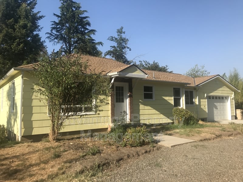 615 SE Atwood Ave – photo 1