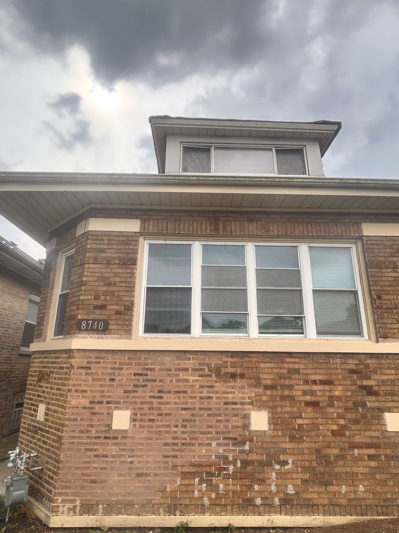 Spacious 4-Bedroom Brick Bungalow with Bonus Room – photo 1