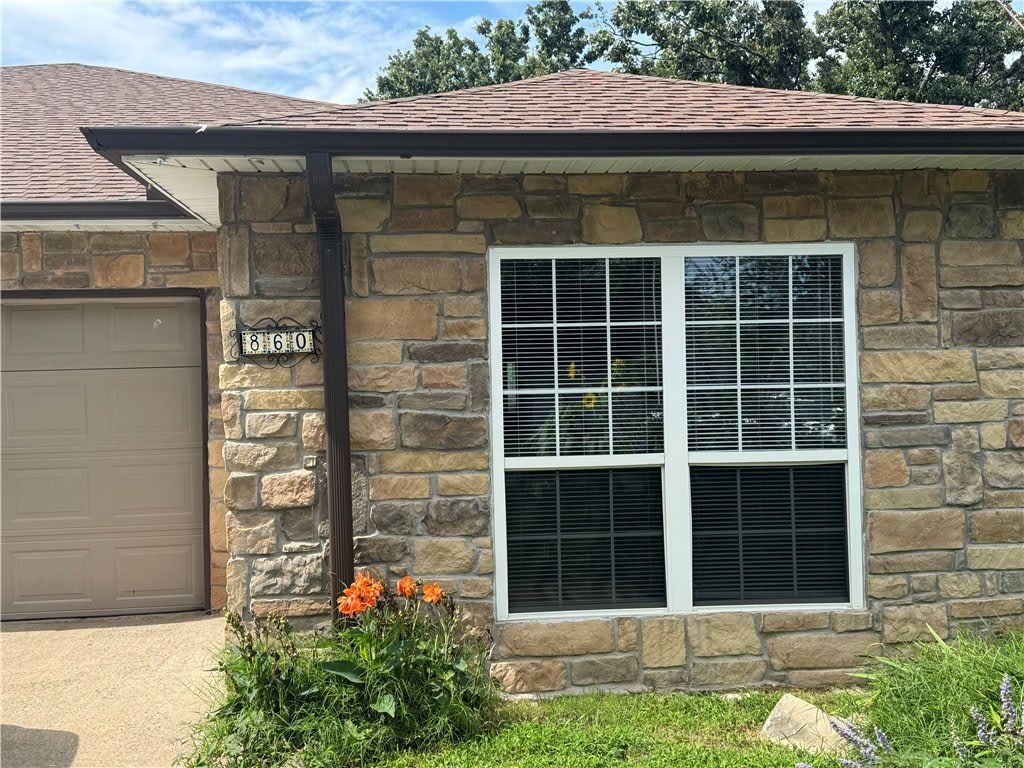 860 Mockingbird Lane – photo 1 of 14