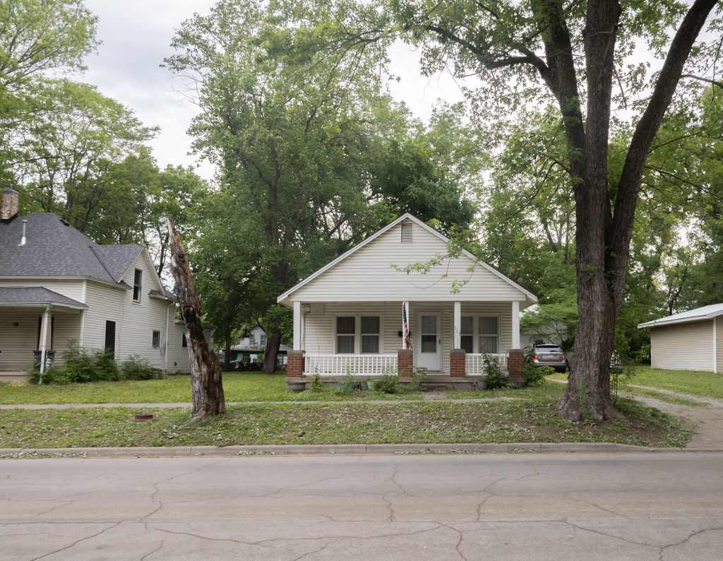 304 W Fort Scott St – photo 1 of 20