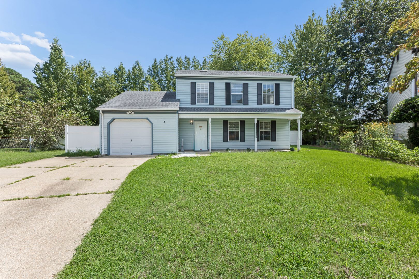 Two Story in Cul-de-sac ready for new tenants! – photo 1