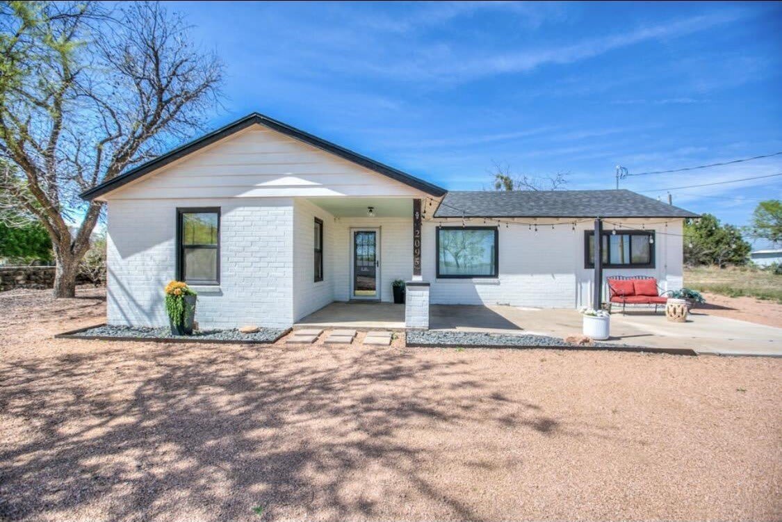 2095 End Street – photo 1 of 20