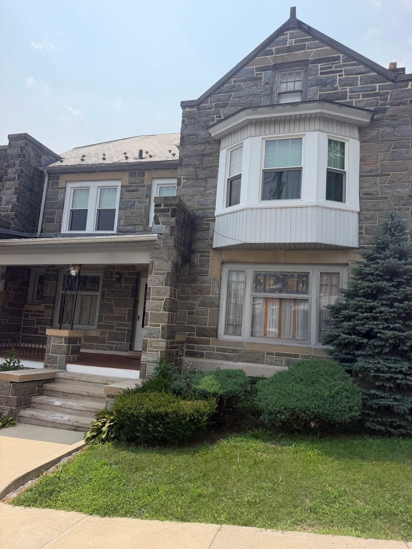 Spacious 4-Bedroom Corner Property Near Transportation &amp; Local Park – photo 1 of 19