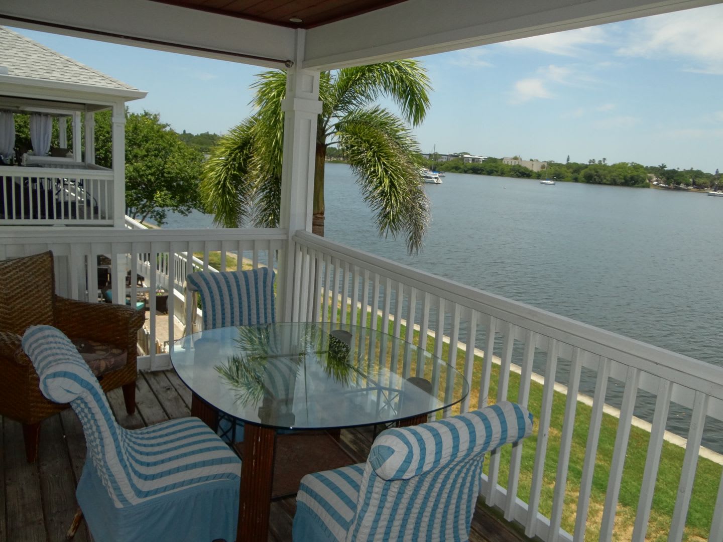 2/1 condo with waterfront view – photo 1