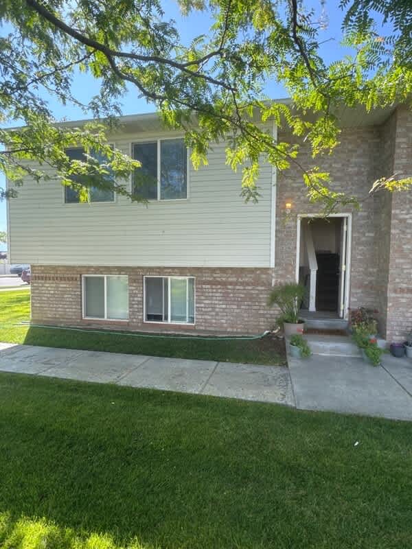 1670 W 100 N – photo 1 of 24