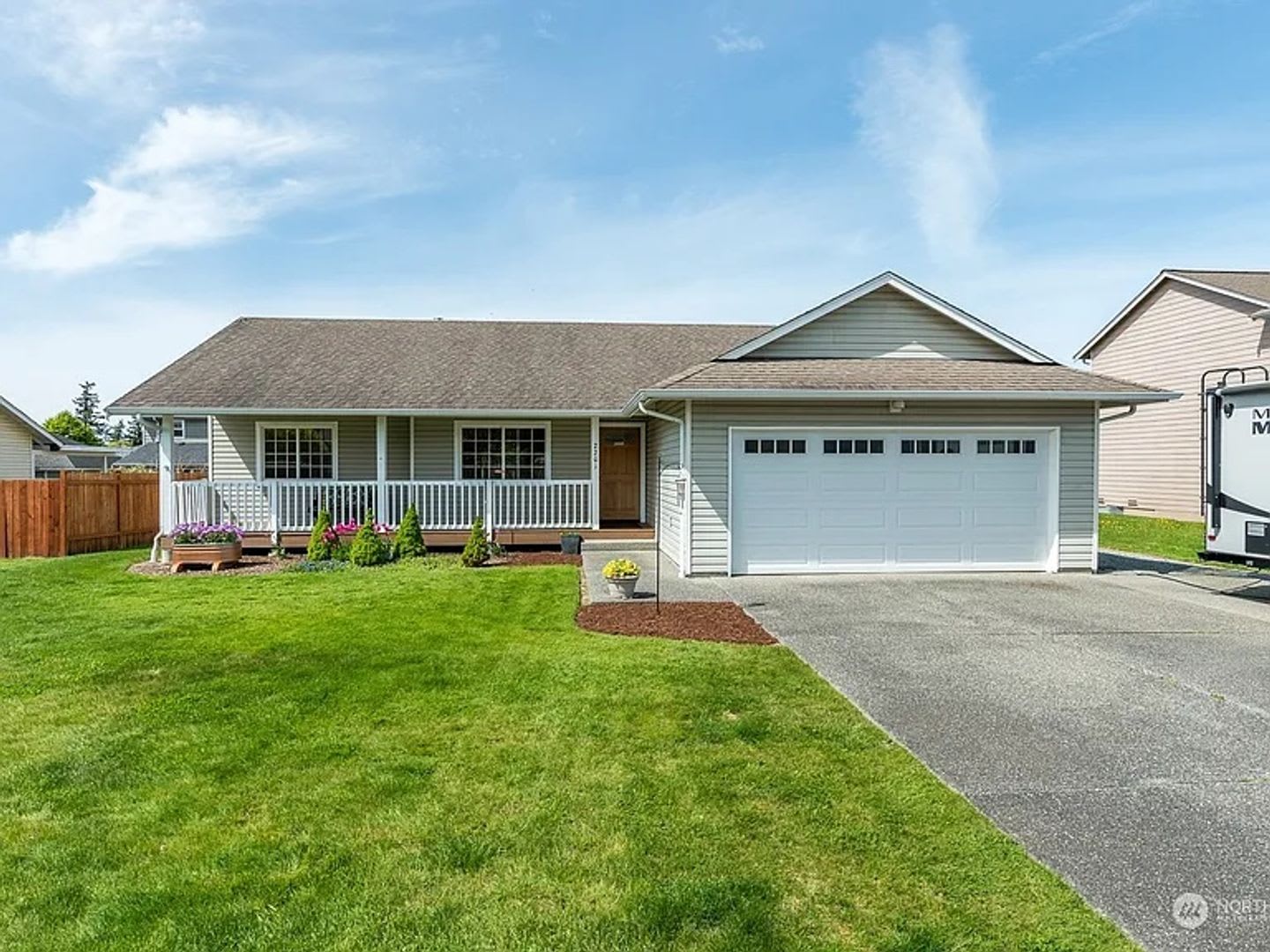 Beautiful 3 Bed 2 Bath With Yard – photo 1 of 11