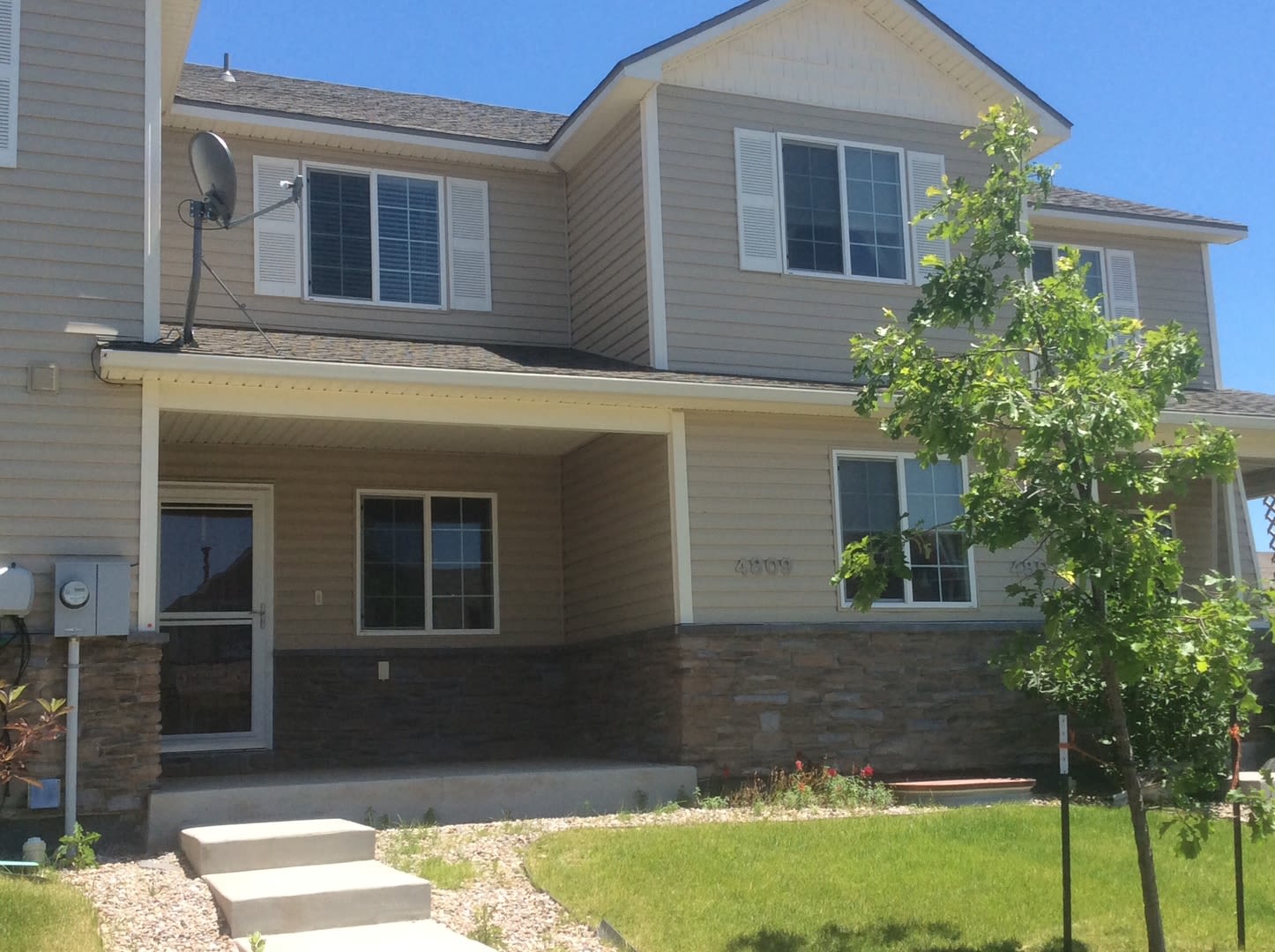 5 BEDROOM, 4 BATHROOM TOWNHOUSE WITH 2 CAR DETACHED GARAGE – photo 1