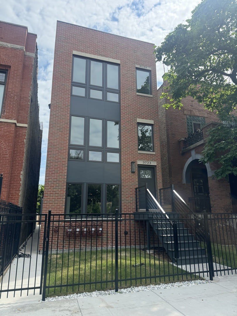 3723 S Lake Park Avenue – photo 1