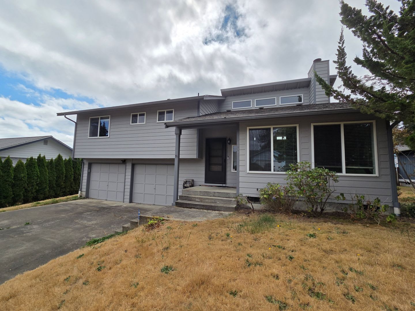 Port Orchard Split Level for Rent. Bonus Room &amp; Huge Fenced Yard! Available Now! – photo 1 of 33