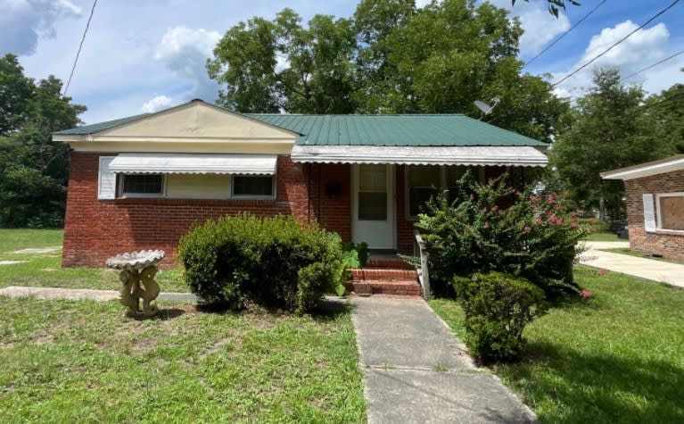 907 Strawberry Street – photo 1 of 8