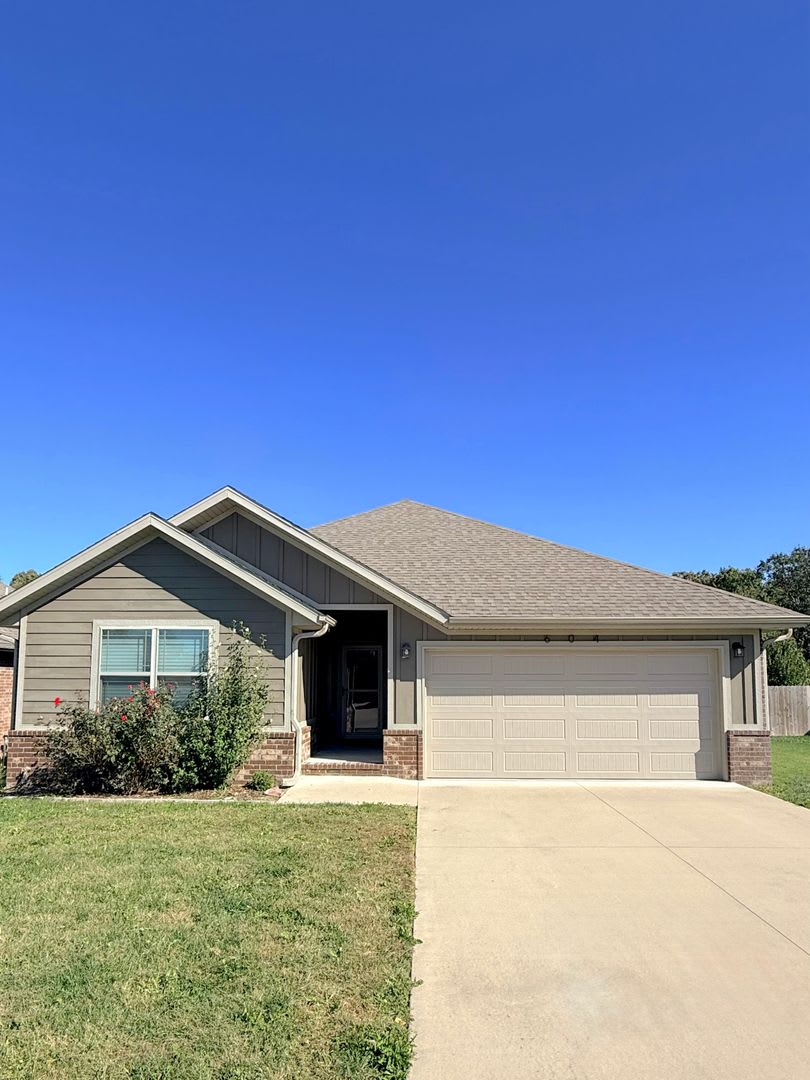 Fully Furnished 3 Bed / 2 Bath Home in Nixa – photo 1