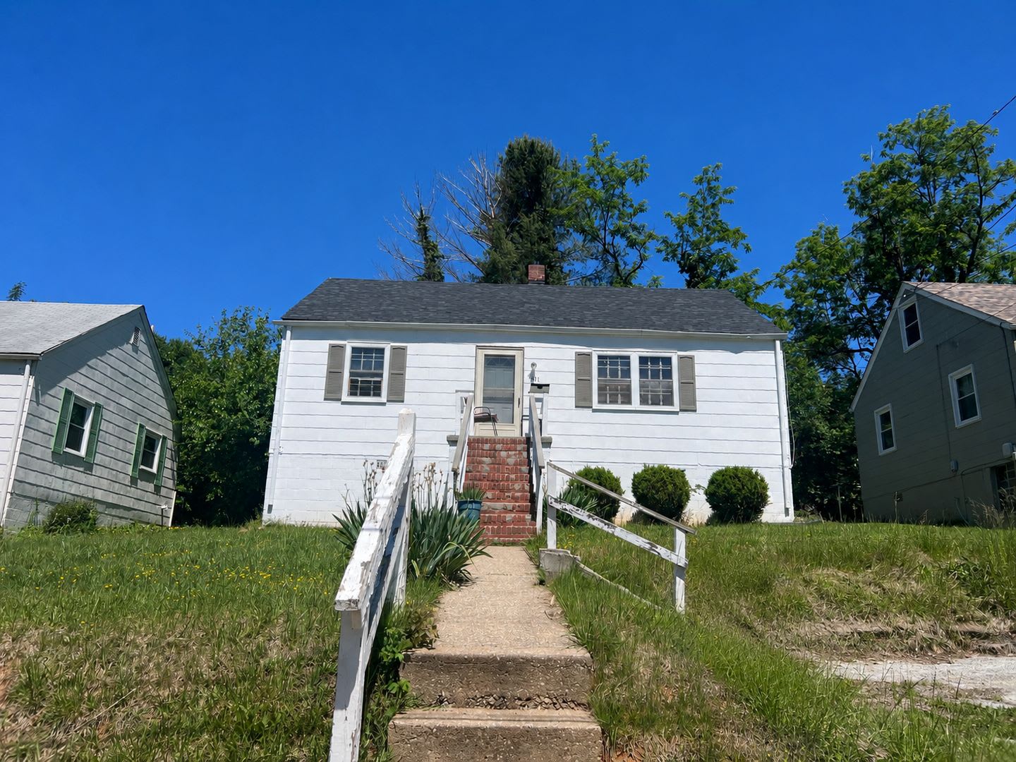 One Level House Near Fort Avenue – photo 1