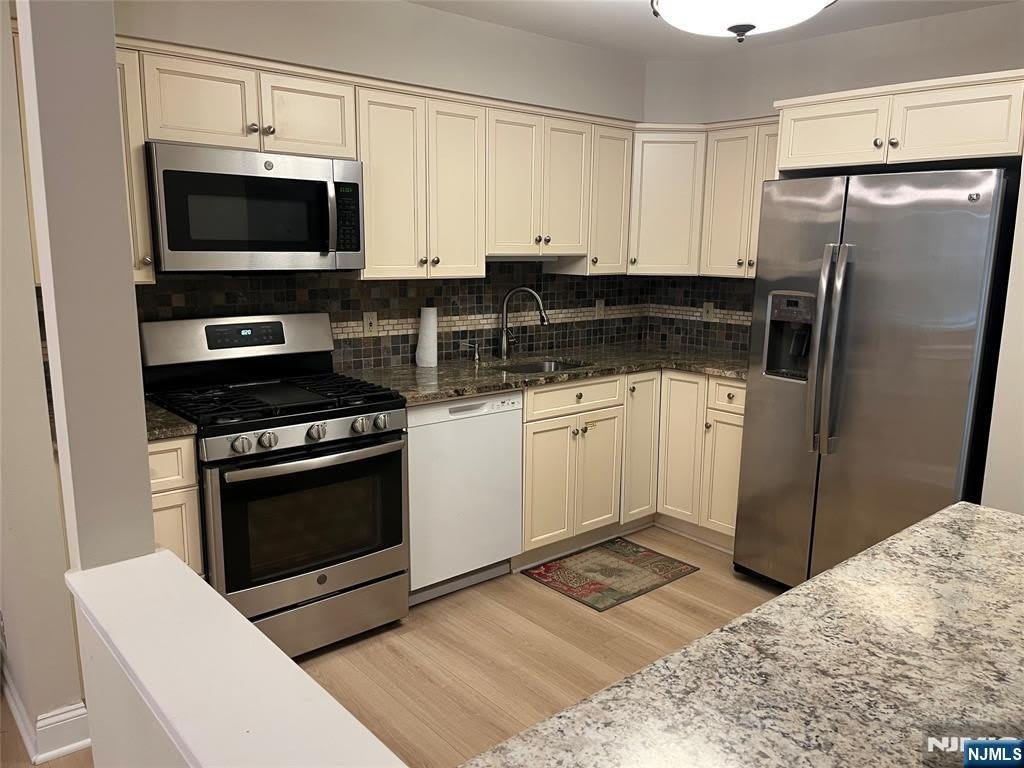 118 Orchard Pk – photo 1 of 6
