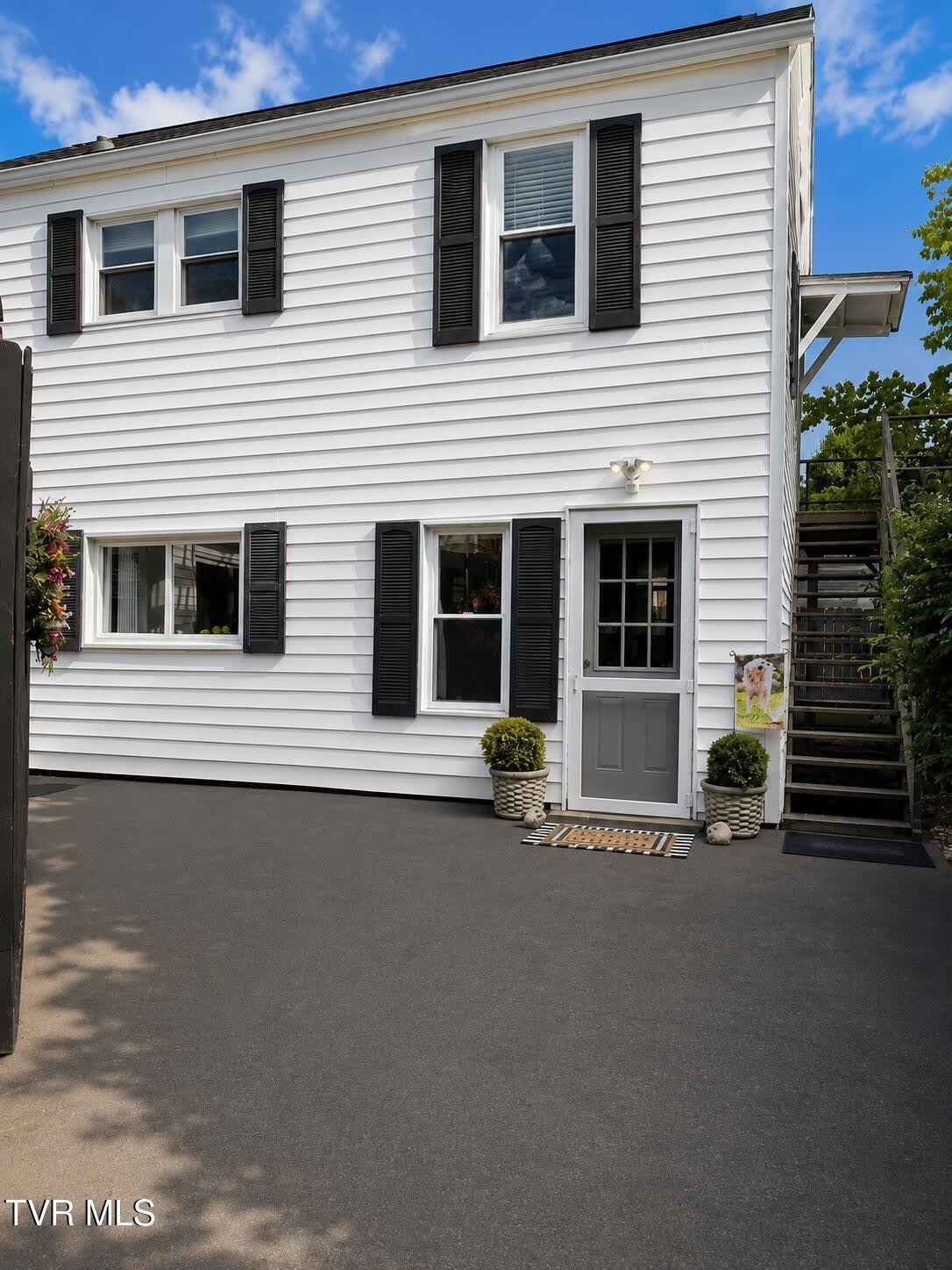 212 W F Street – photo 1 of 15
