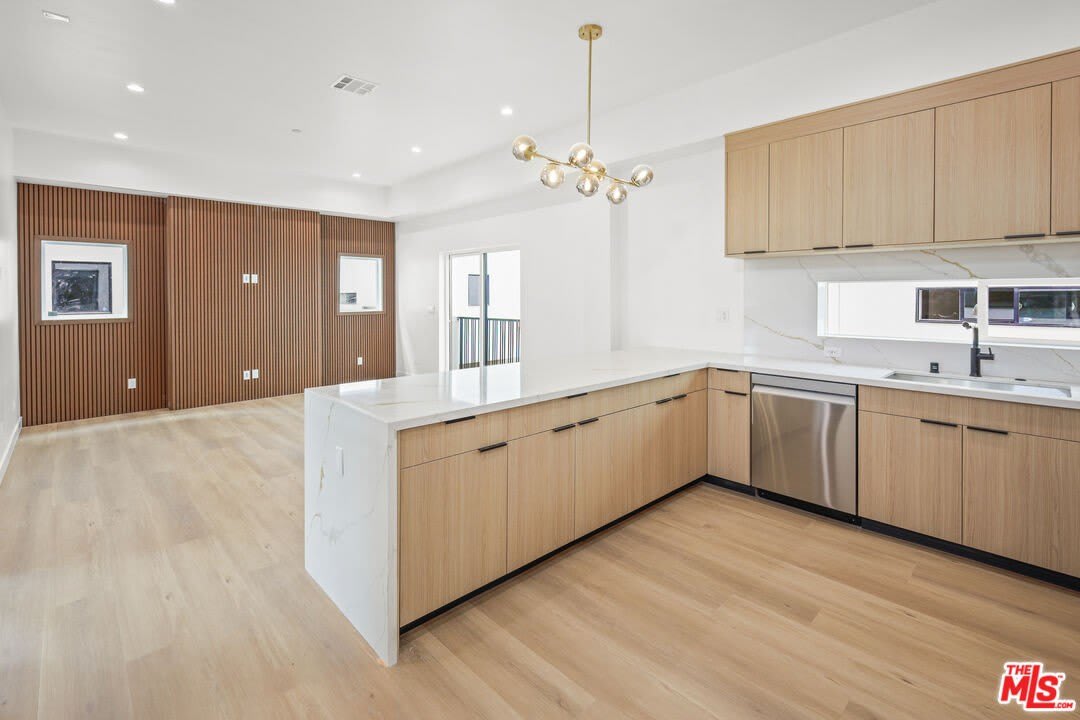 11006 Hortense St – photo 1