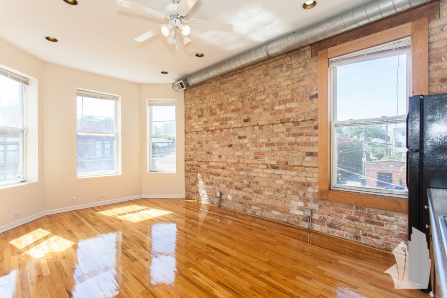 2452 N Southport Ave – photo 1