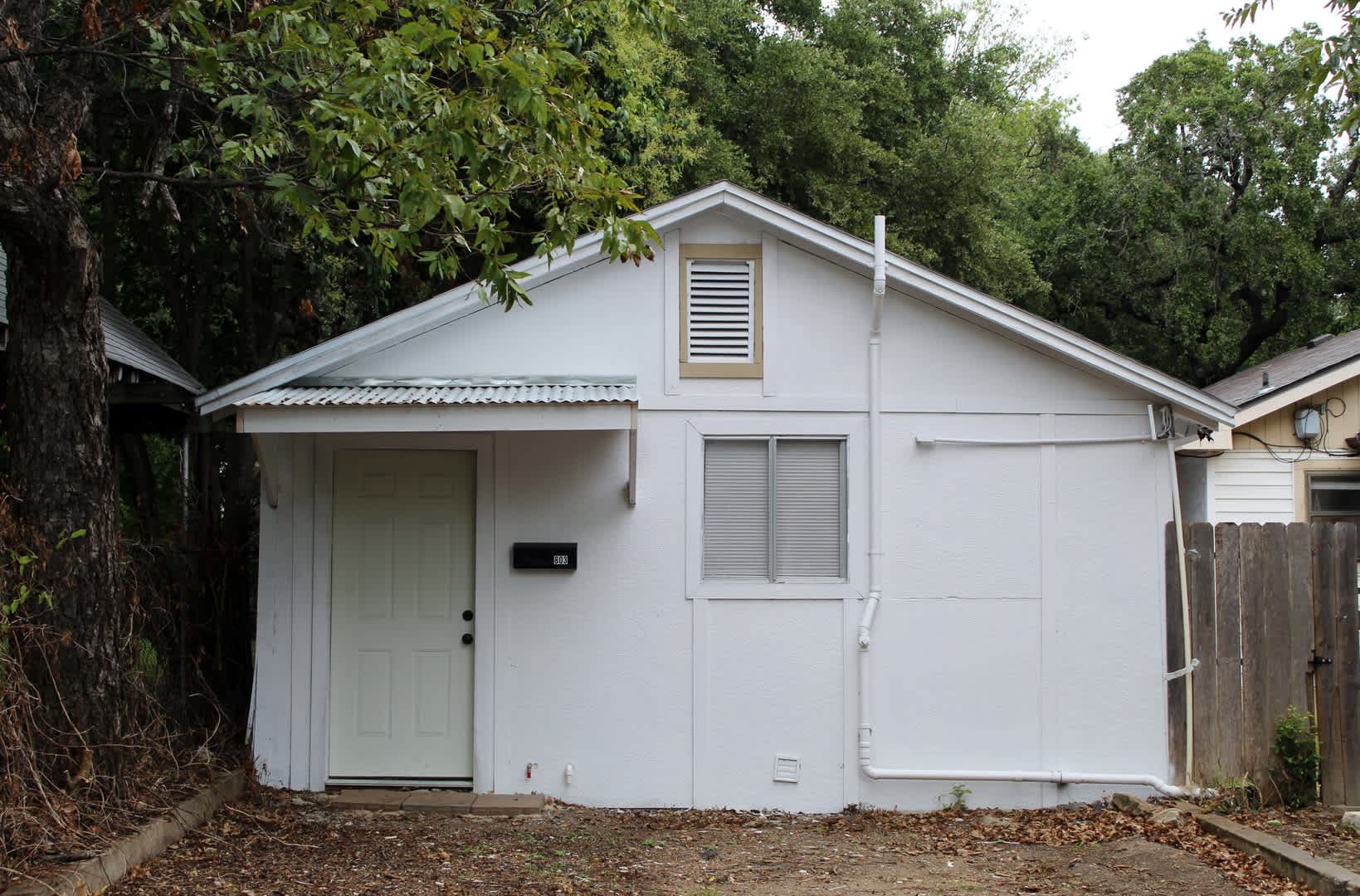 STUDIO GARAGE APARTMENT, UTILITIES PAID – photo 1 of 6