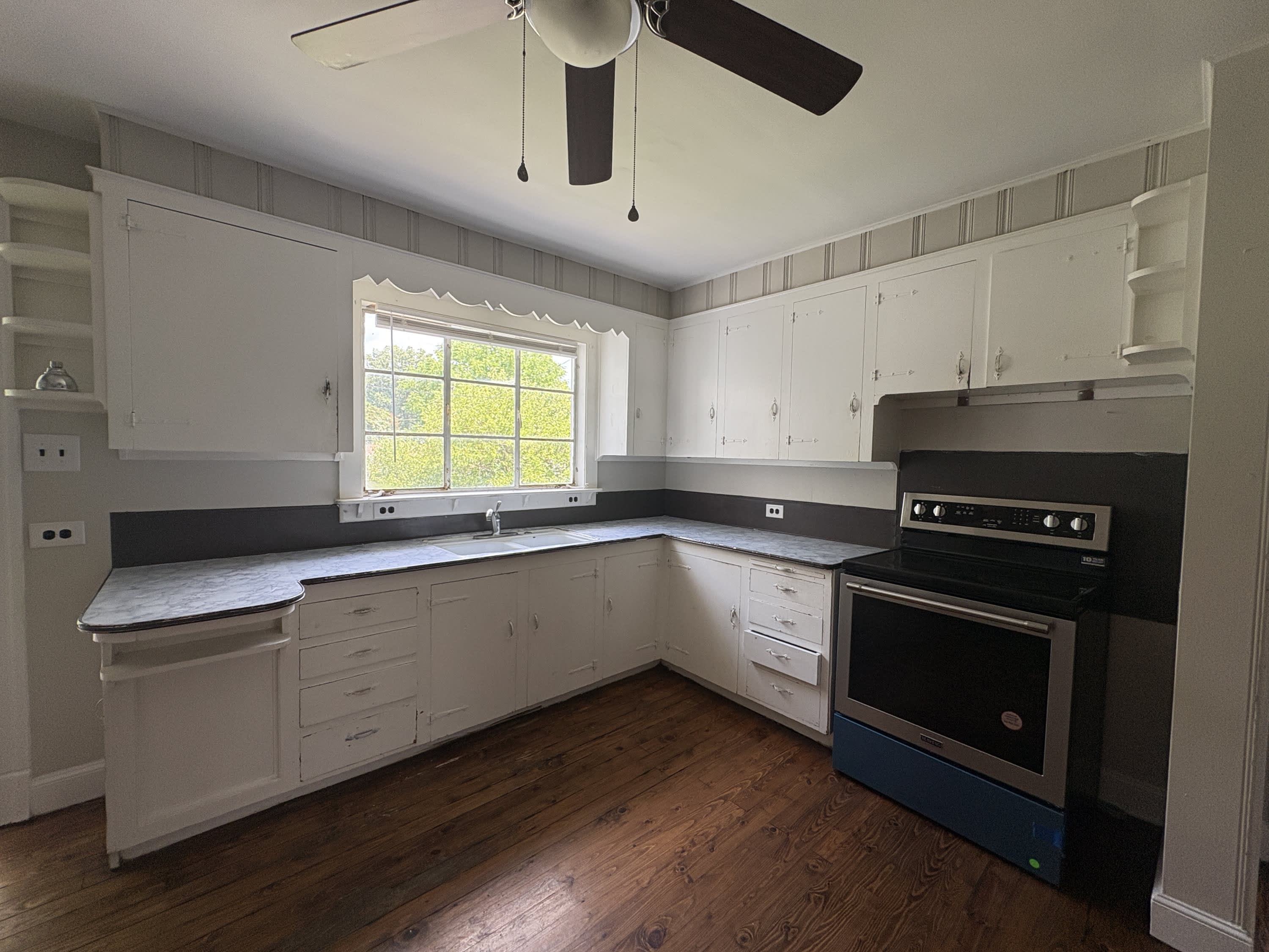 142 Grove Ave Apt C – photo 1 of 14