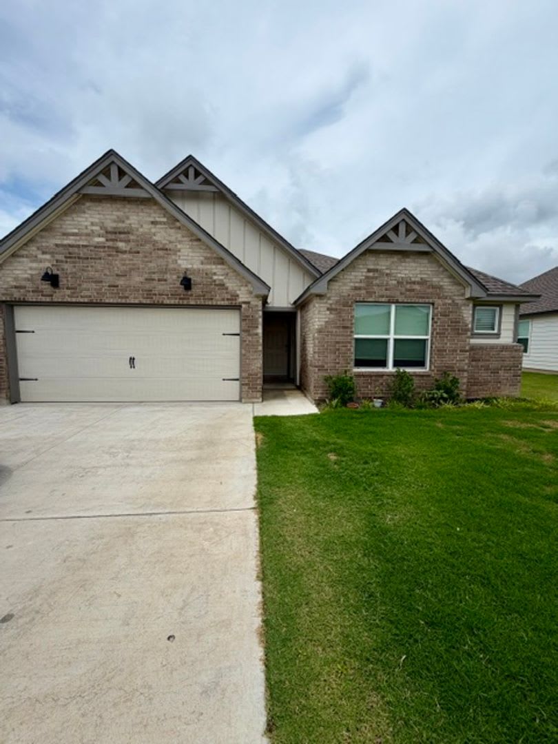 Cute 3 Bedroom 2 Bath – photo 1 of 21