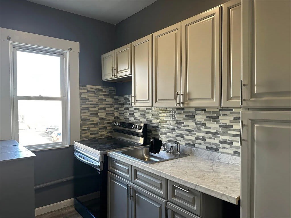 175 Phillips Ave – photo 1 of 4