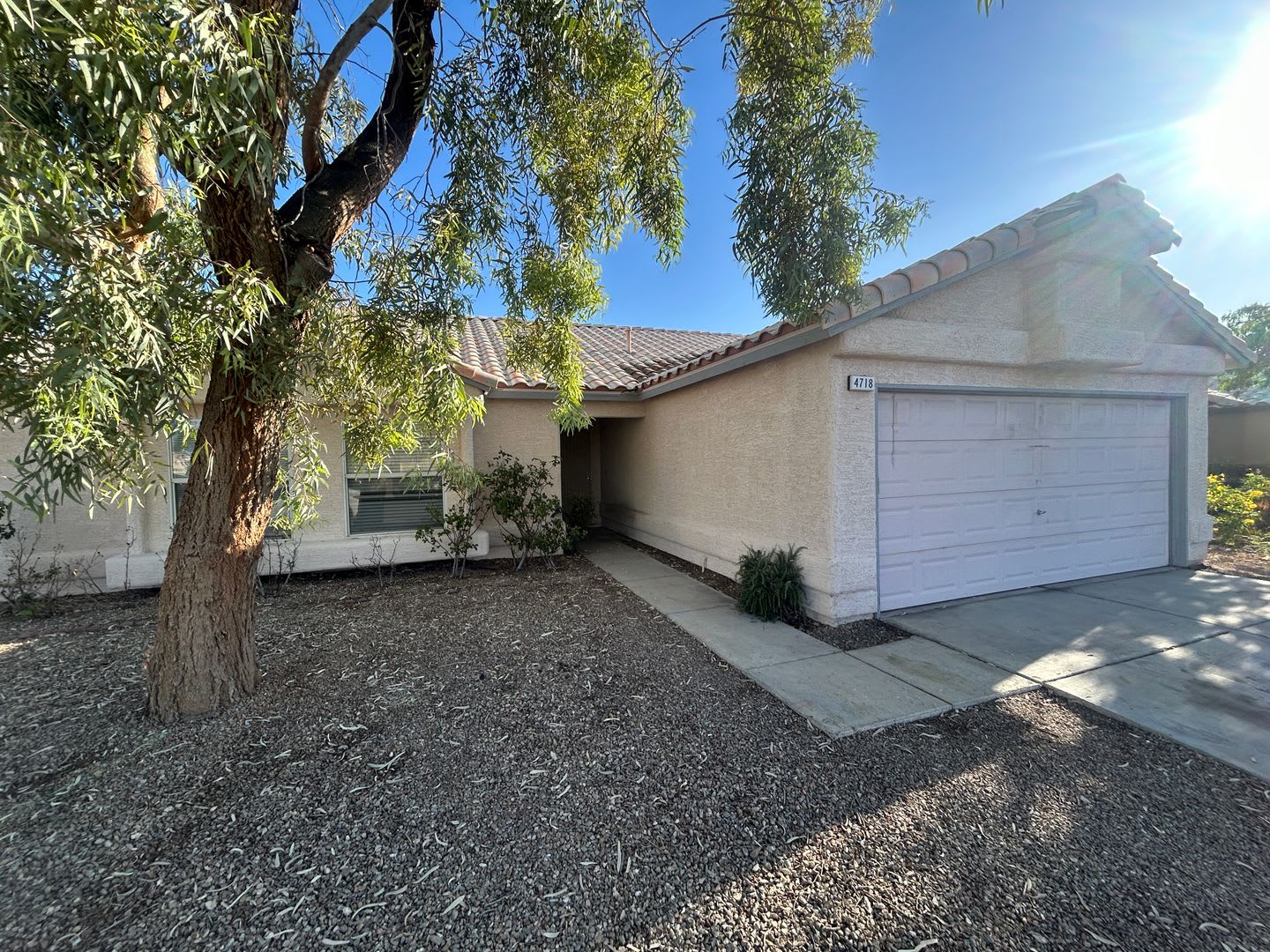 Single story with tile in most living areas. Huge backyard. – photo 1