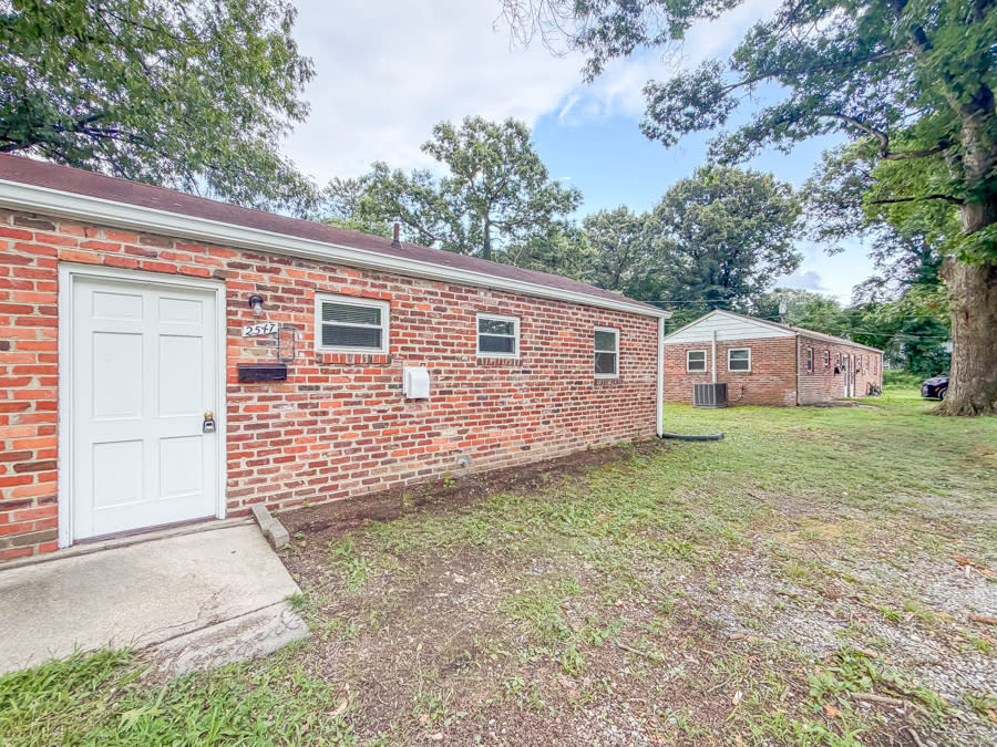 2547 Noel St – photo 1 of 14