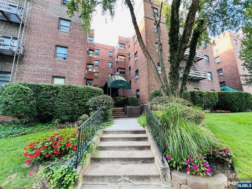 2333 Hudson Terrace – photo 1
