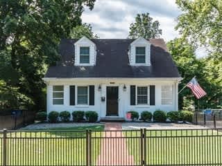 Great Location One Bedroom Triplex Great For Pets The Village District Available April 10Th – photo 1