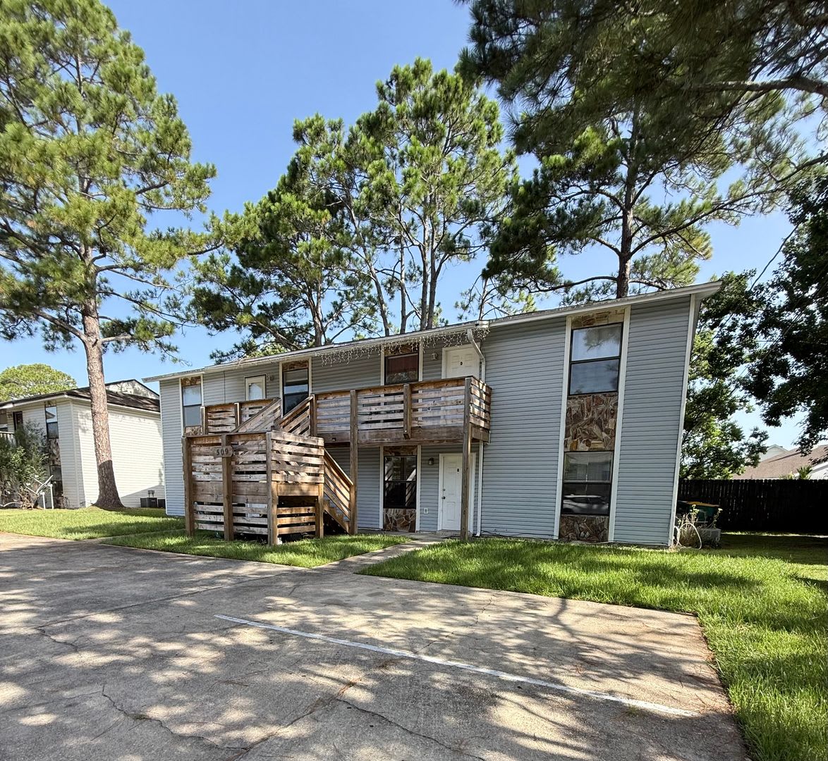 New Listing! – photo 1 of 9