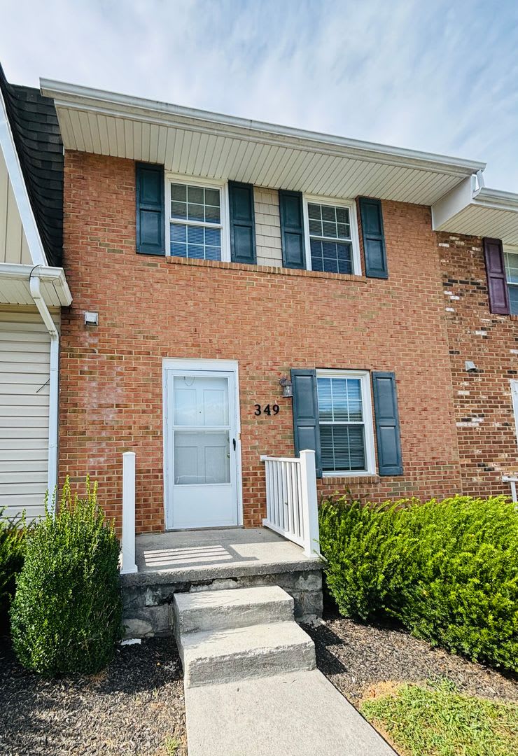 2 Bedroom, 1.5 Bath Townhouse – photo 1