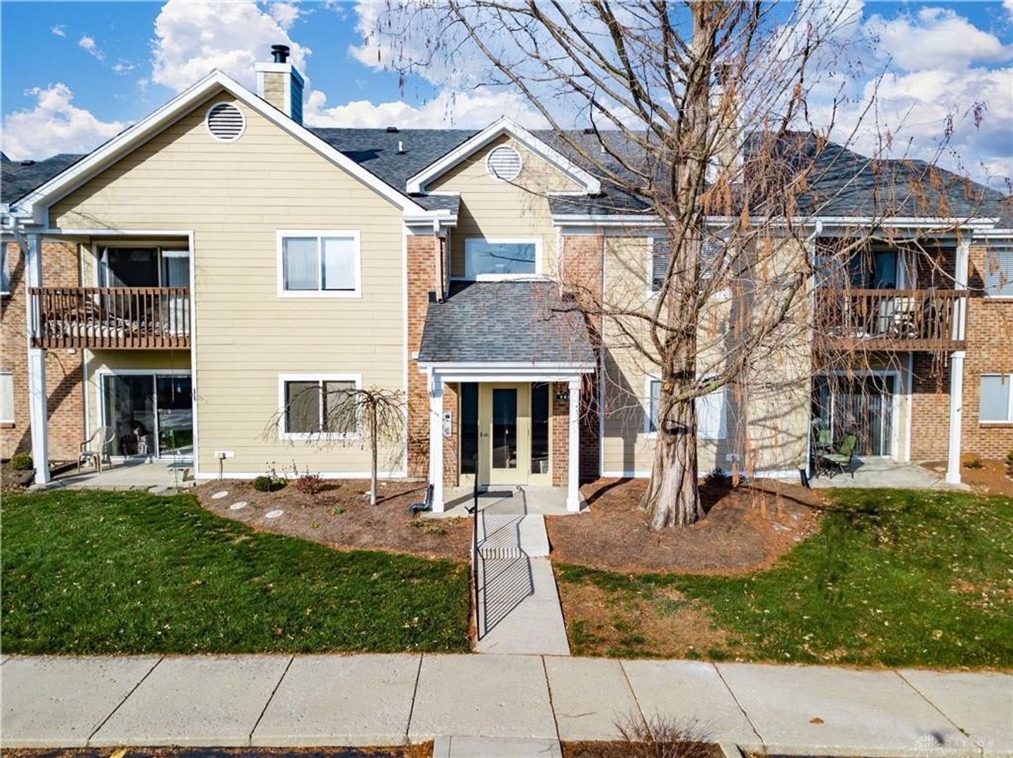 Well-Maintained 2-Bedroom Top-Floor Condo in Centerville – photo 1