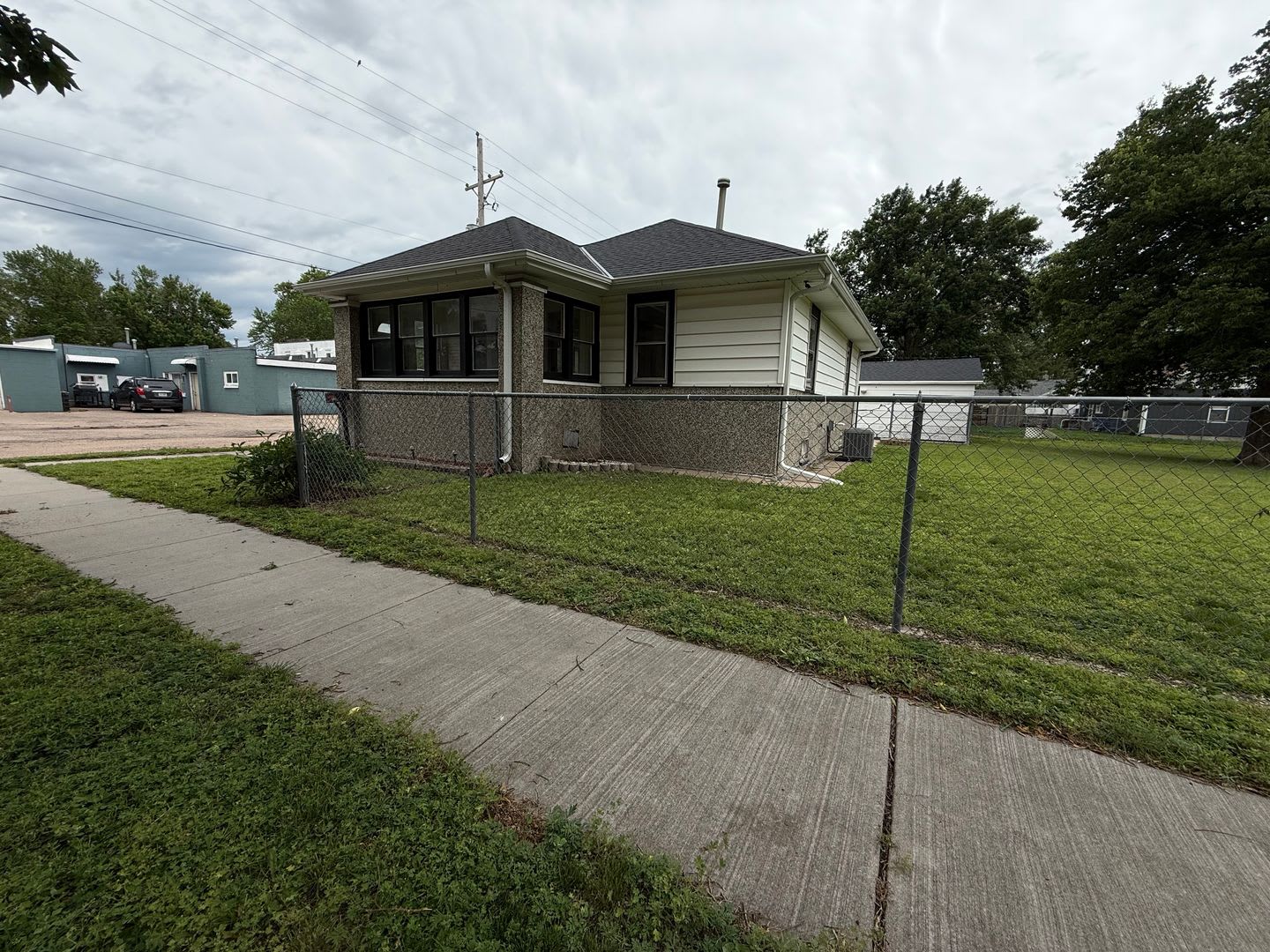 Charming 2 Bedroom Home With Spacious Backyard And 2 Car Garage – photo 1 of 41