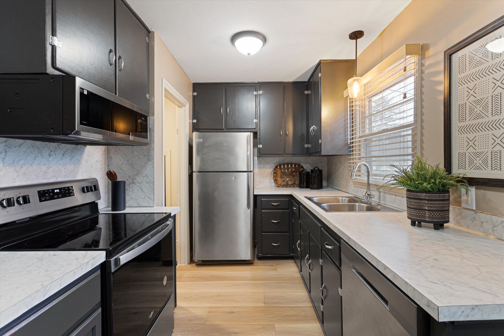 Gorgeous 2 Bedroom 1 Bathroom House – photo 1
