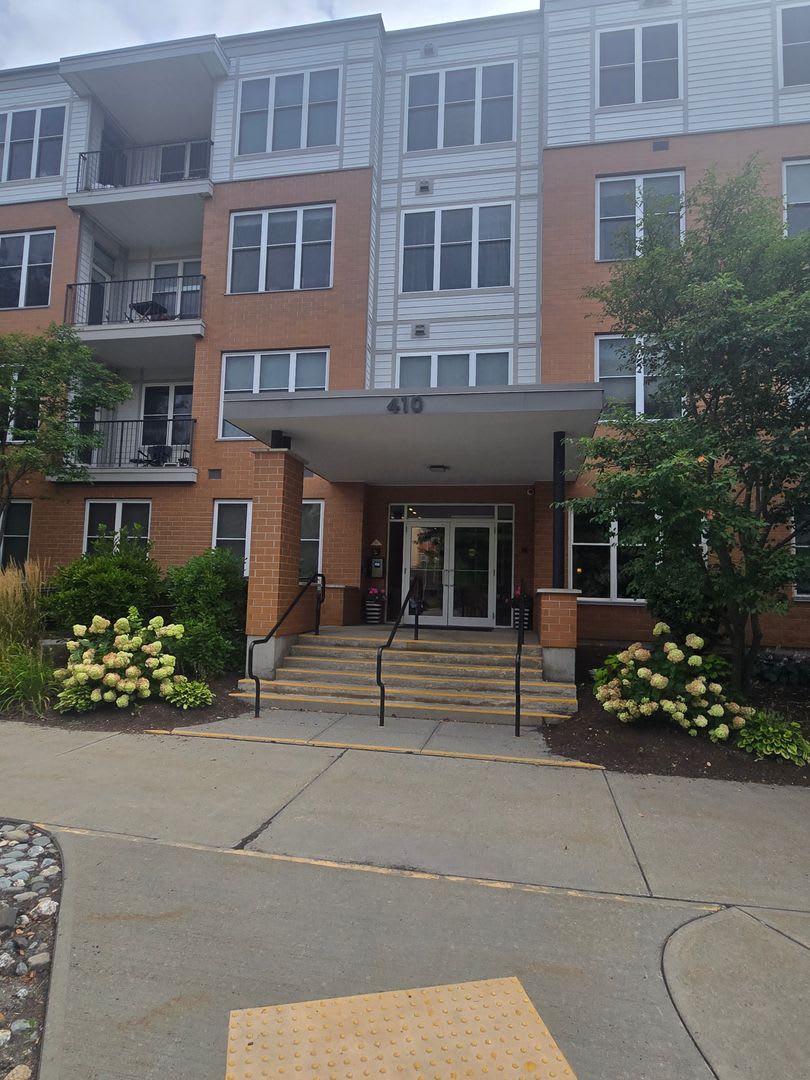 Large updated South Burlington 1 Bedroom Condo – photo 1 of 14