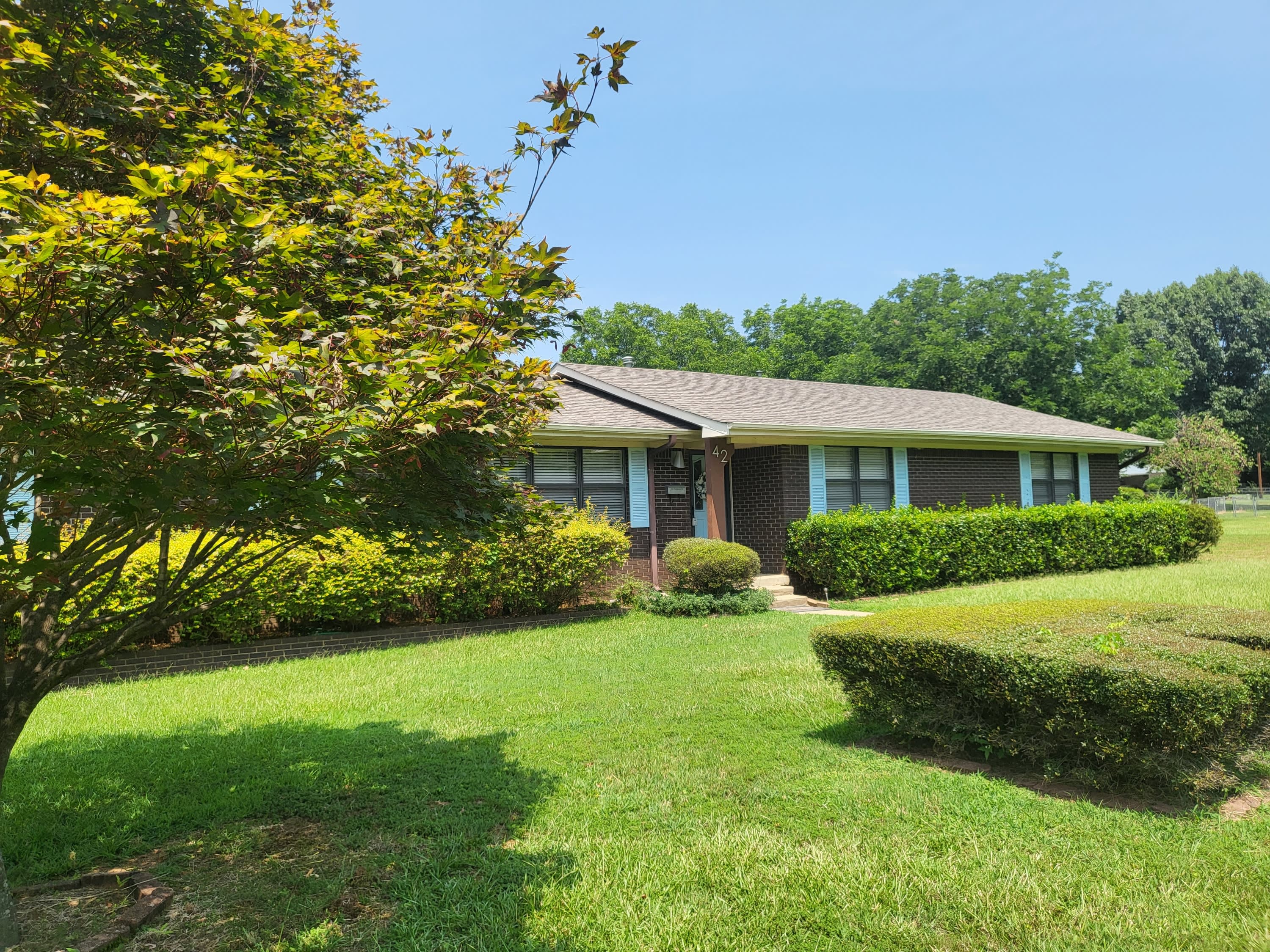42 Thompson Dr – photo 1 of 12