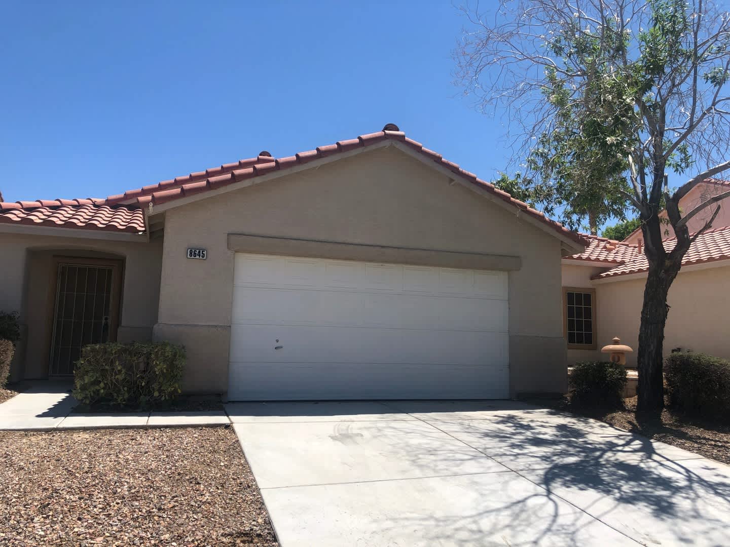 SINGLE STORY, 3 BEDROOM 2 BATH HOME. VAULTED CEILINGS – photo 1