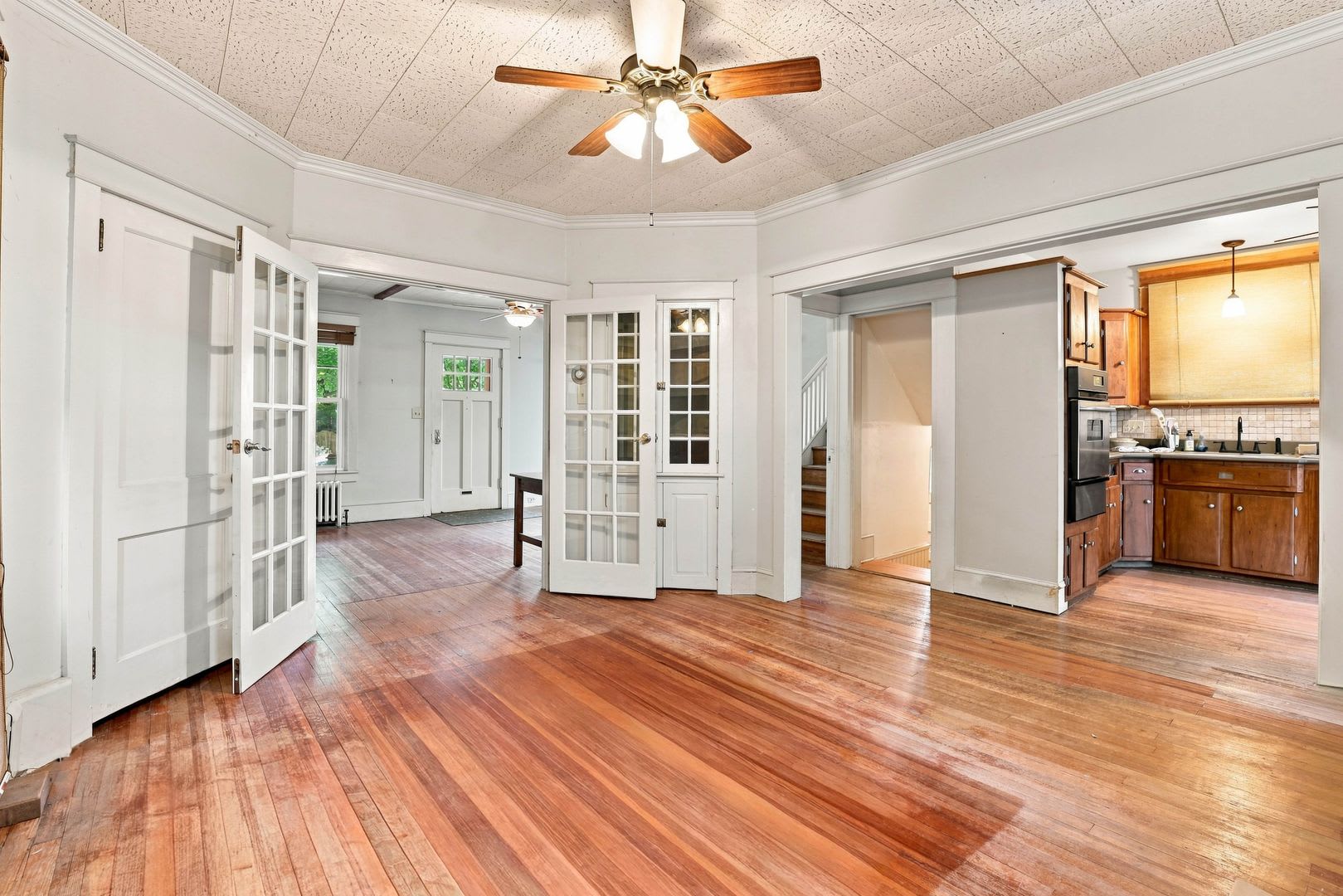 Charming 3 Bedroom Home Available Now! – photo 1 of 26