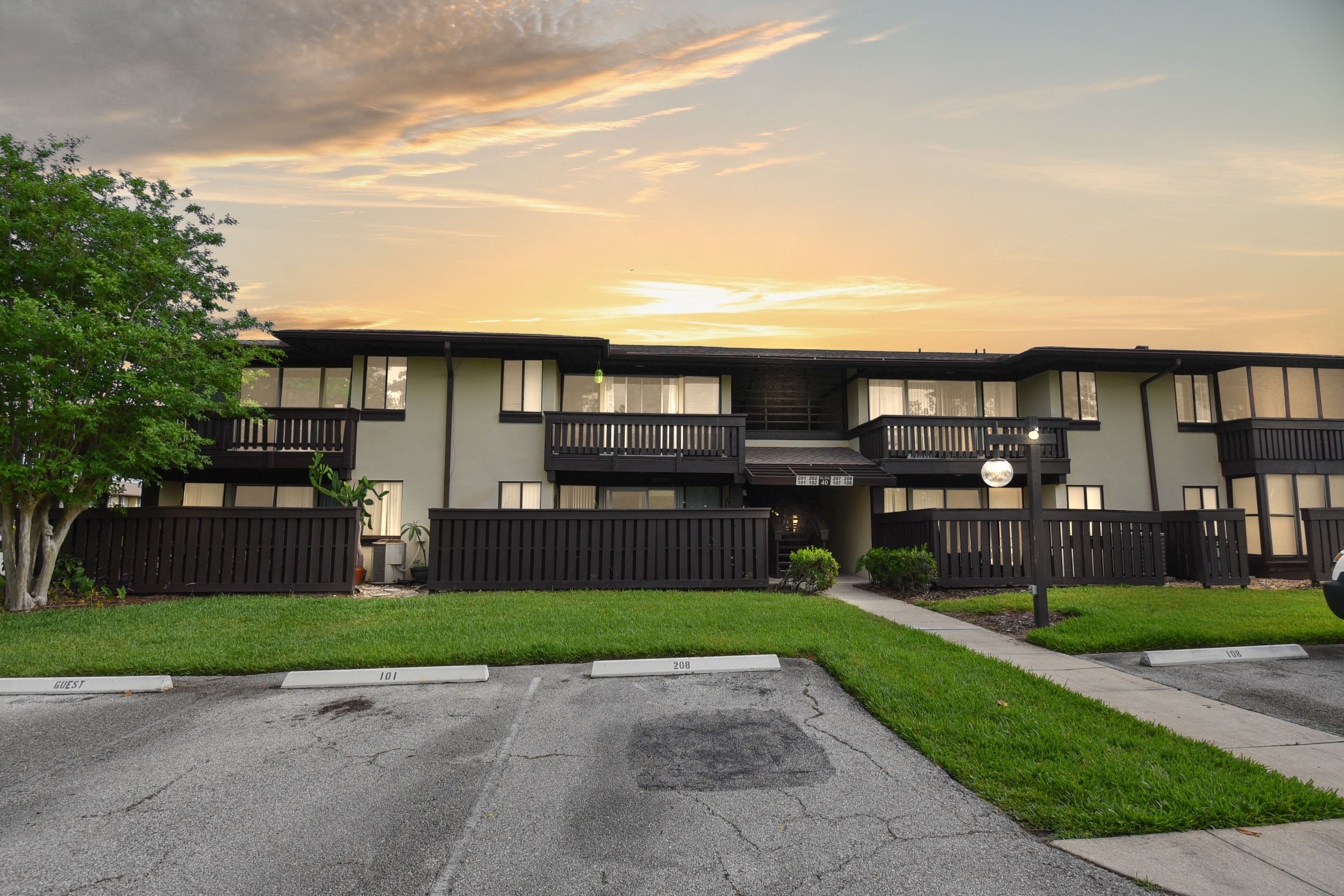 40 Club House Dr – photo 1 of 22