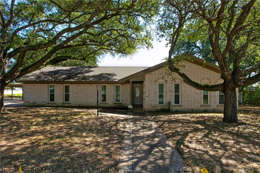 1407 Skrivanek Court – photo 1