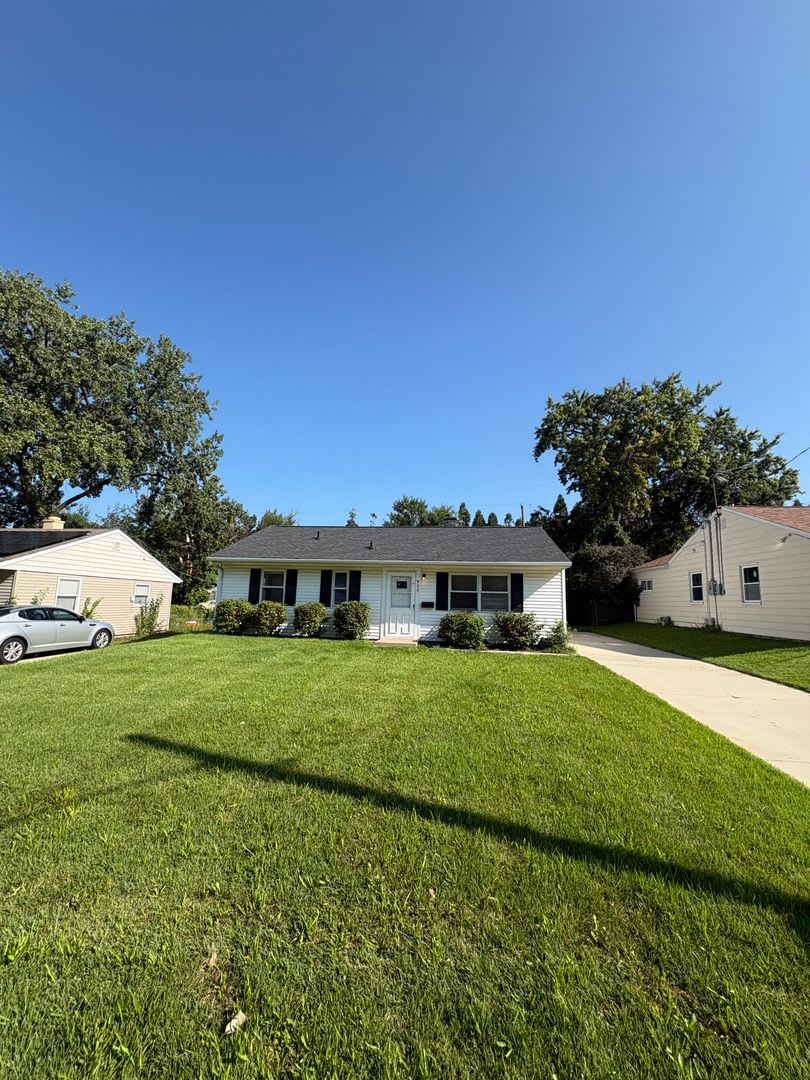 Charming 3-Bedroom Home in Peoria — Detached Garage, Off-Street Parking, Move-In Ready! – photo 1