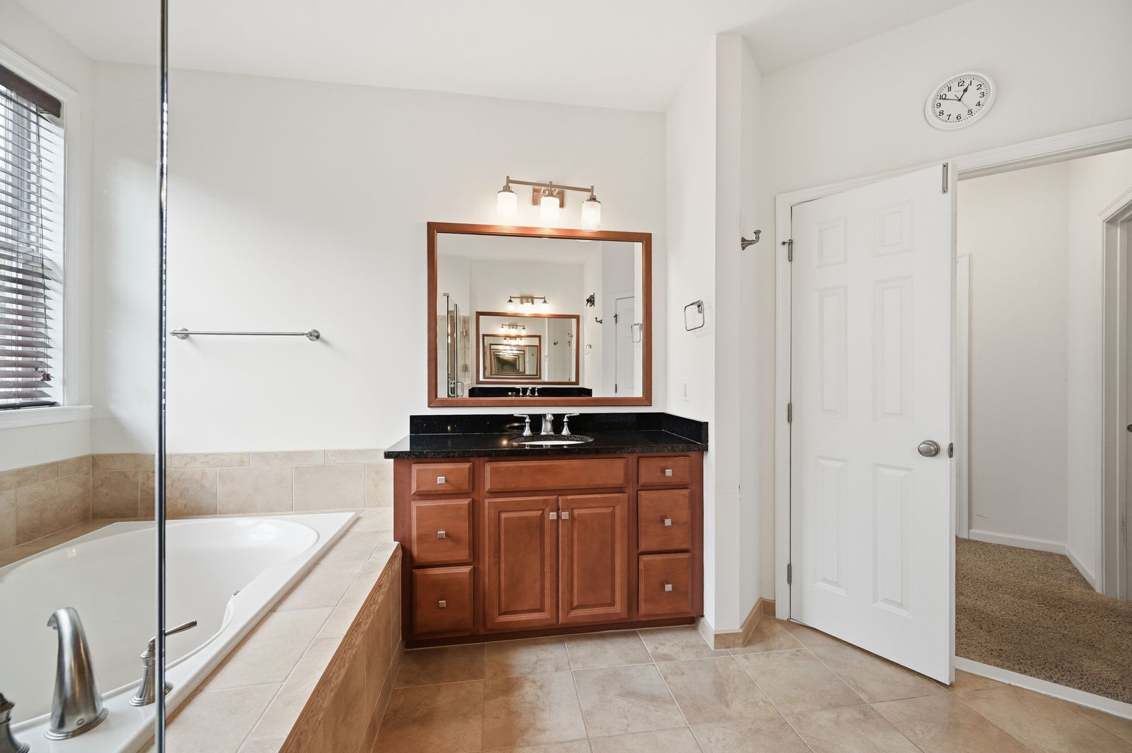 Spacious 4-Bedroom, Gourmet Kitchen & Finished Basement – photo 1