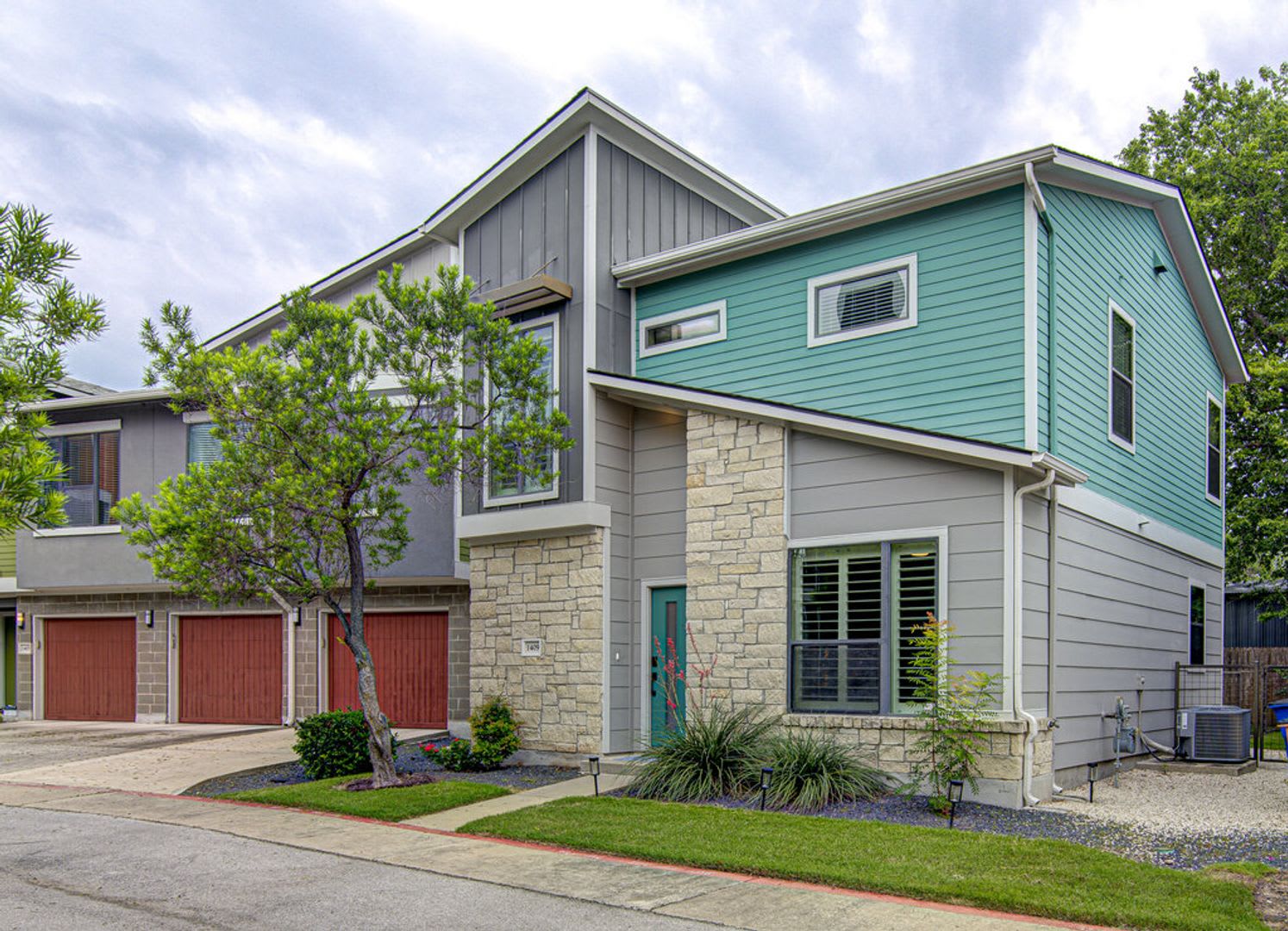 Three Weeks Free Rent Spacious 3 Bedroom Home With Detached Garage Hoa Maintained Exterior – photo 1