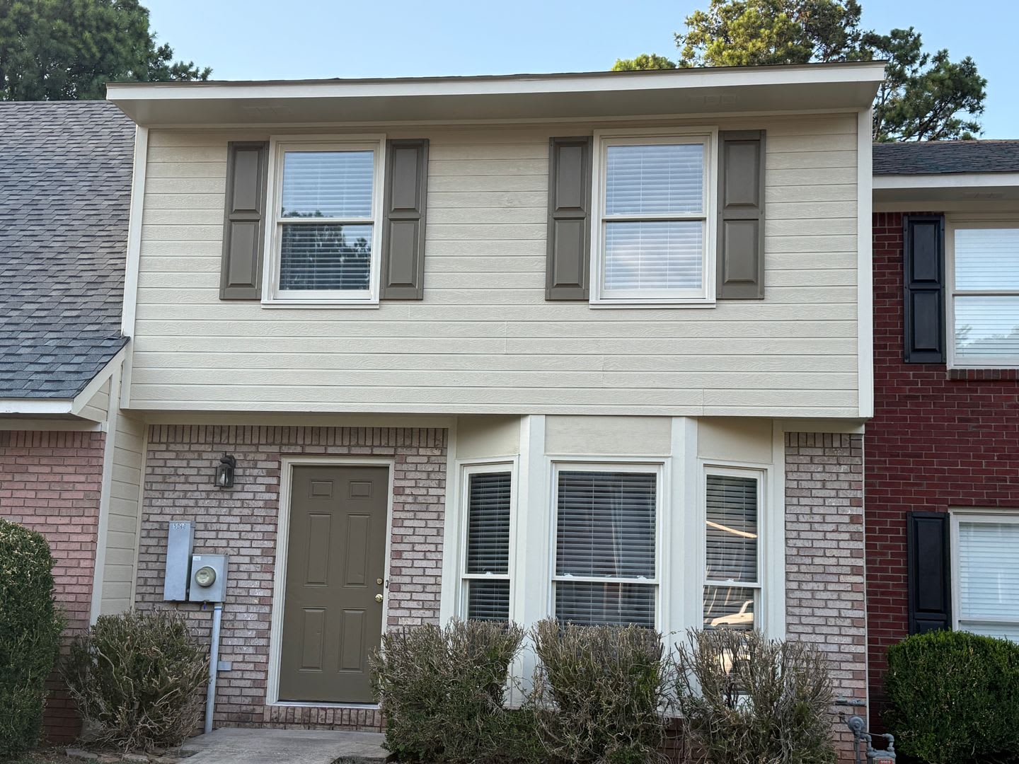 Spacious 3 Bedroom Townhome With Fireplace Private Fenced Backyard – photo 1 of 40