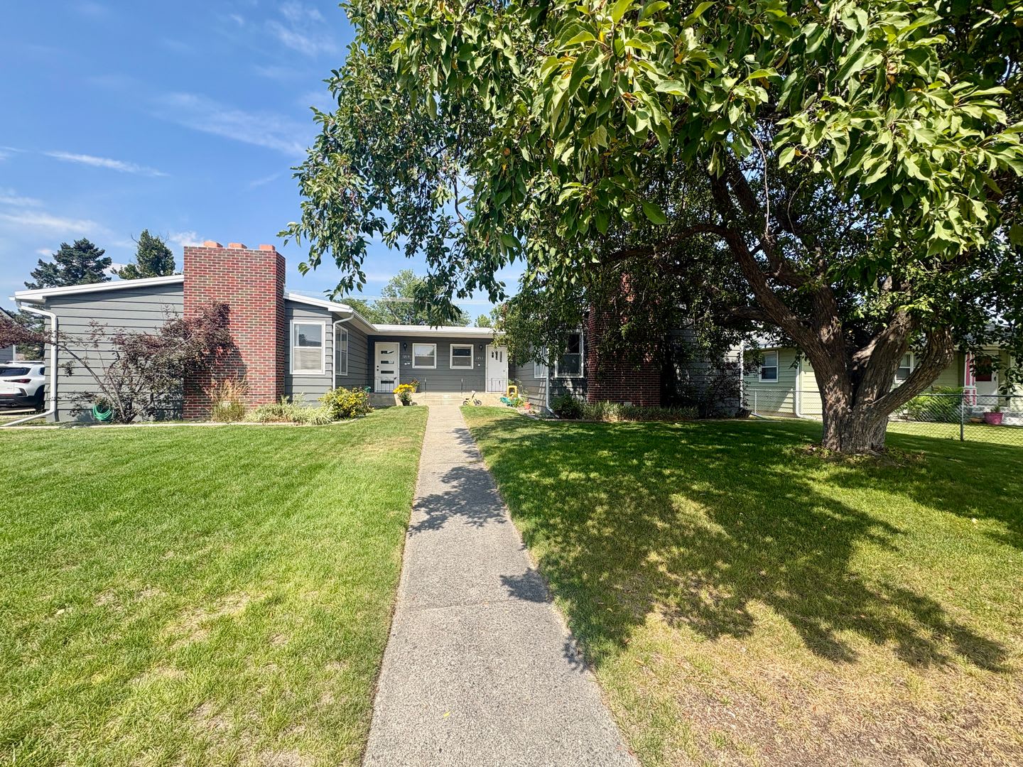 Spacious 3-Bedroom Duplex with Private Yard, Garage & Bonus Living Space! – photo 1