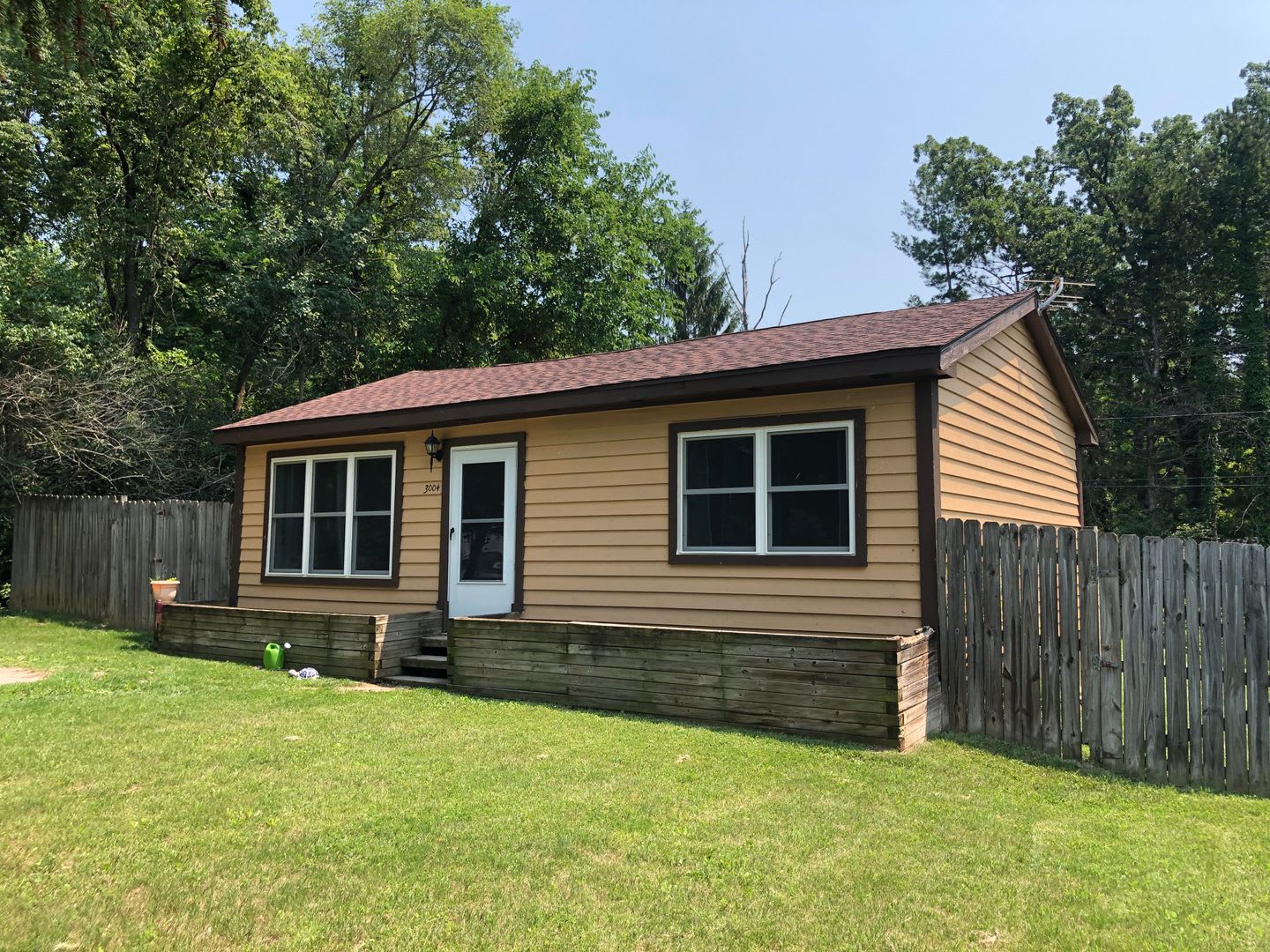 Cute 2 Bedroom in Wonder Lake! Large Fenced Yard! – photo 1 of 10