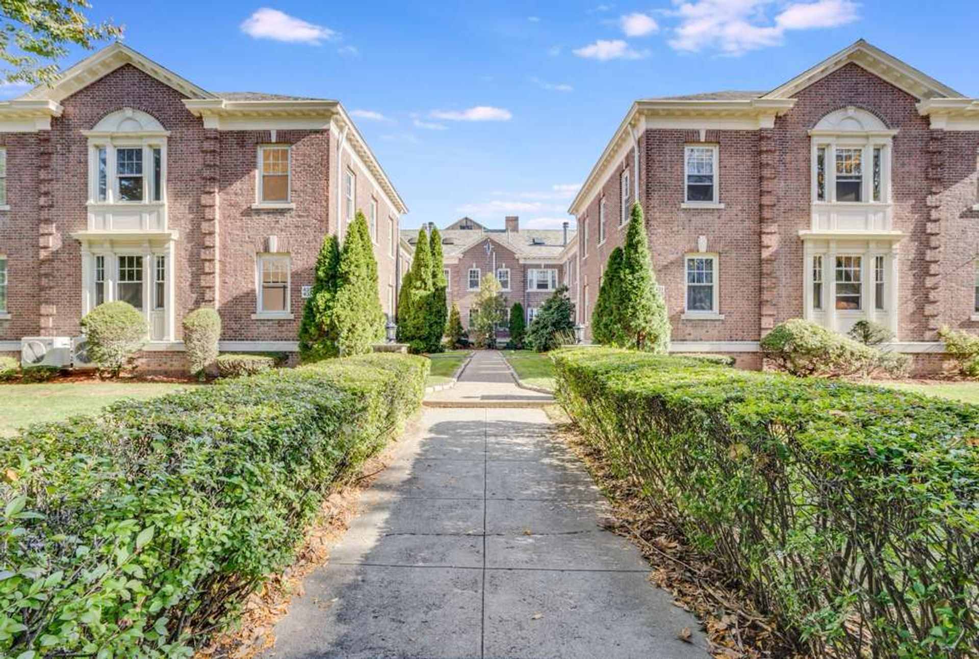 Whitney Court 431 Whitney Ave – photo 1