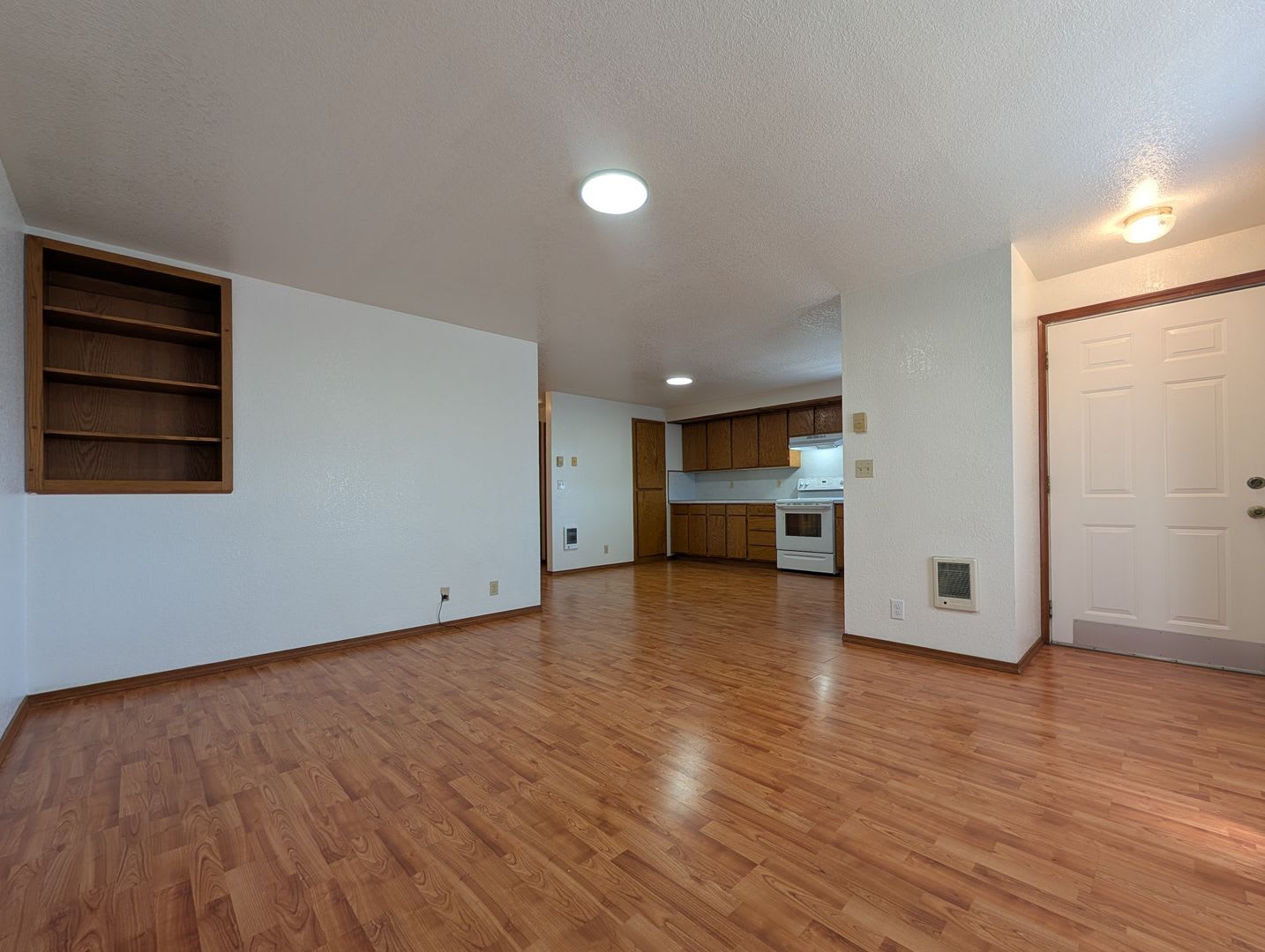 Spacious upstairs 2-Bedroom, 1-Bath Apartment in Springfield 4-Plex! – photo 1