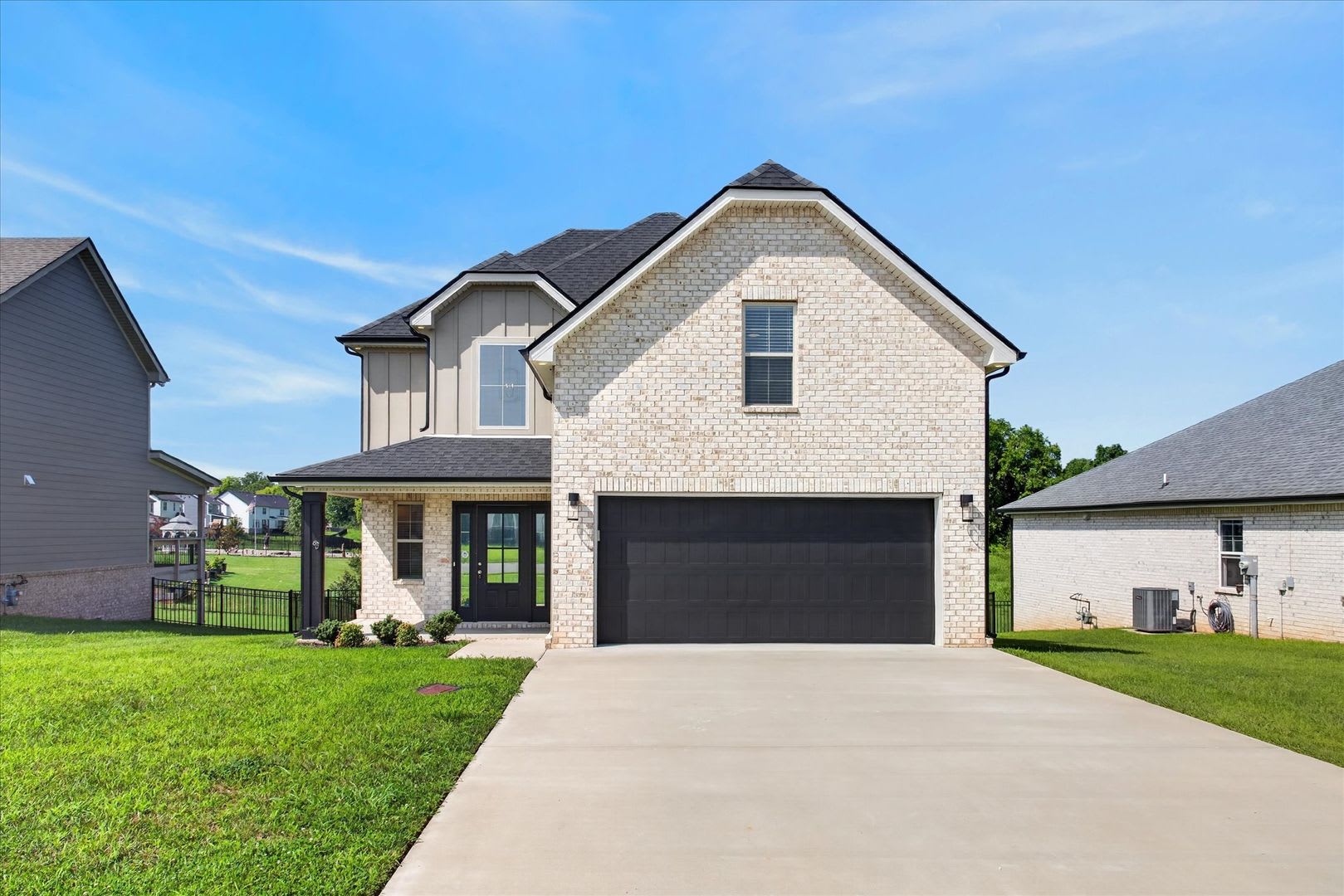Pet Friendly Three Bedroom with Bonus! – photo 1