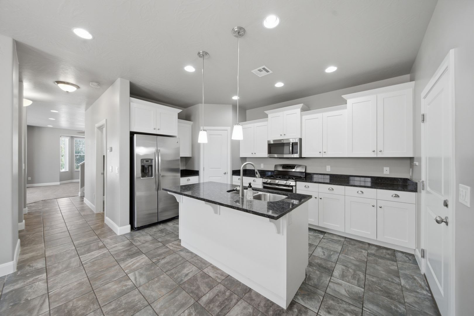Bright & Spacious 3 bedroom Townhome – photo 1